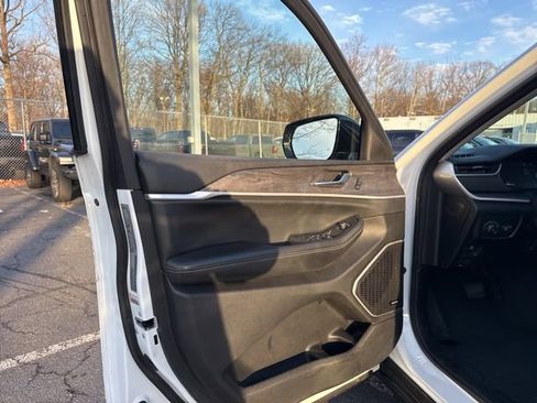 Used 2022 Jeep Grand Cherokee Limited image 31