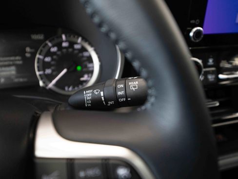 Used 2025 Toyota Highlander XLE image 14