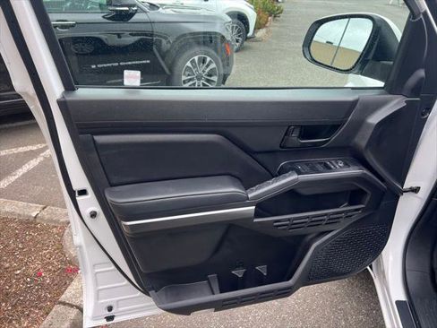 Certified 2025 Toyota Tacoma SR5 AWD/4WD image 11