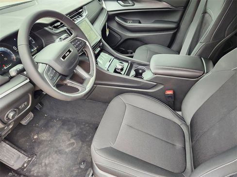 New 2025 Jeep Grand Cherokee Laredo image 9