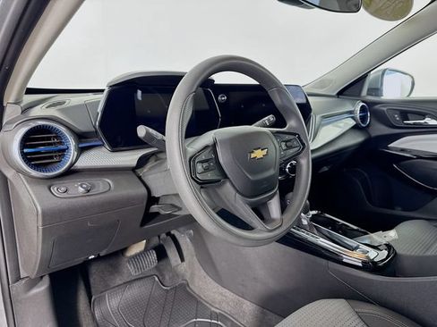 Used 2025 Chevrolet Trax LT FWD image 9