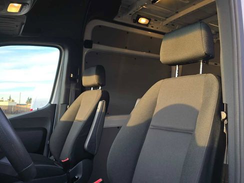 Used 2025 Mercedes-Benz Sprinter 2500 image 25