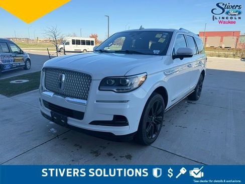 Used 2023 Lincoln Navigator Reserve image 3