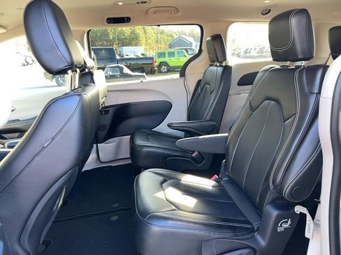 Used 2024 Chrysler Pacifica Touring-L image 26