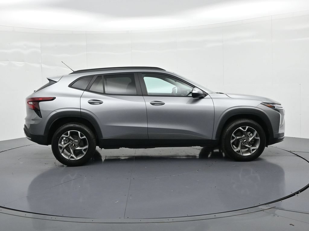 Used 2025 Chevrolet Trax LT FWD image 5
