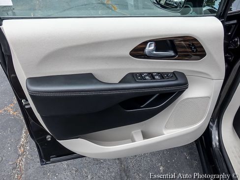 Used 2024 Chrysler Pacifica Limited FWD image 27