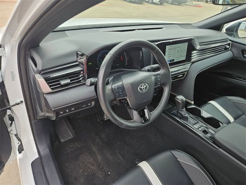 Used 2025 Toyota Camry SE image 13