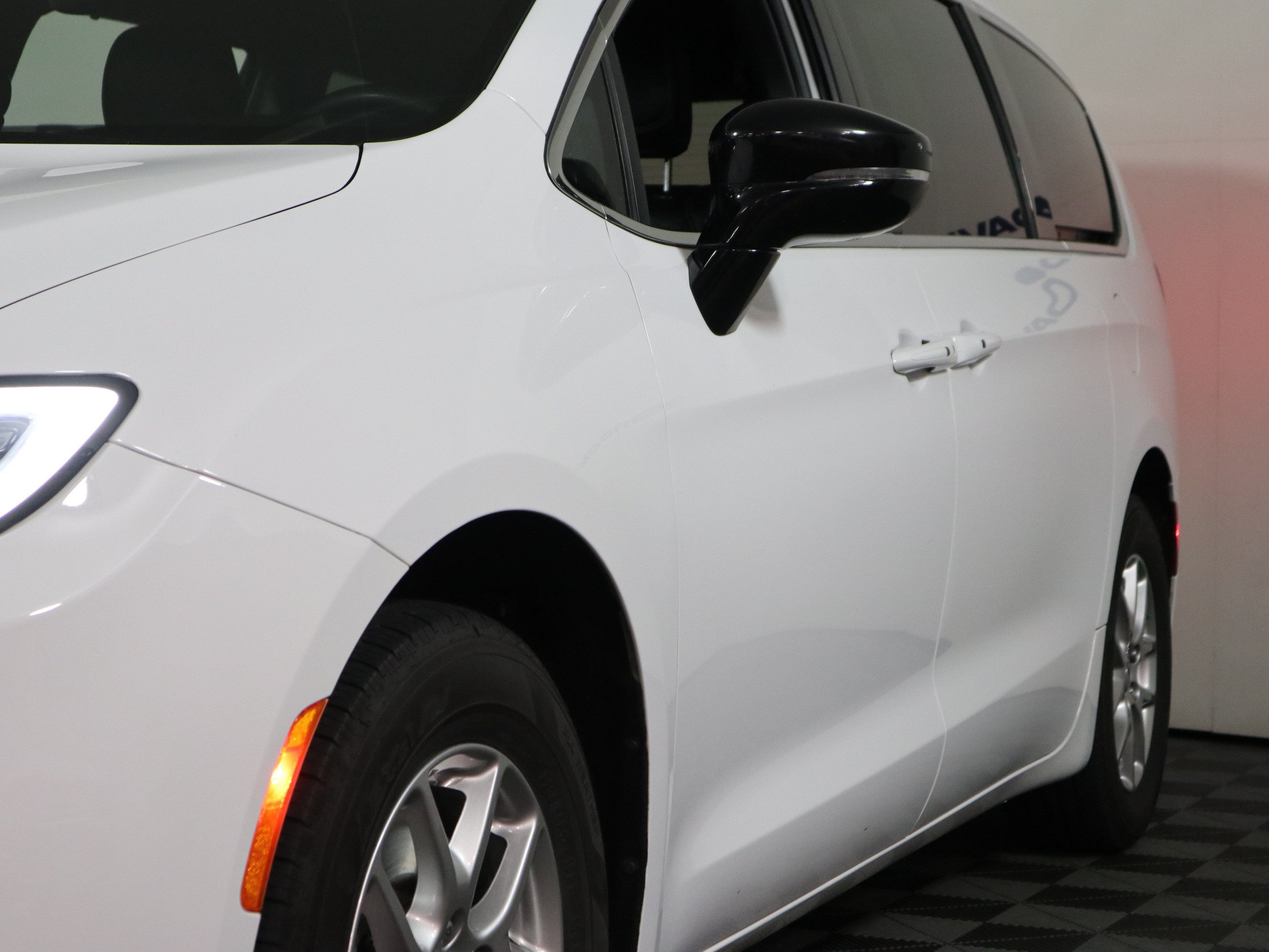 Used 2025 Chrysler Pacifica Select FWD image 11