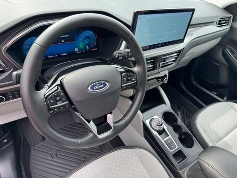 Used 2025 Ford Escape Active w/ Active Premium Tech Pack AWD/4WD image 32
