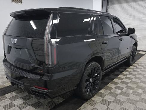 Used 2025 Cadillac Escalade V w/ LPO, ONYX Package image 2