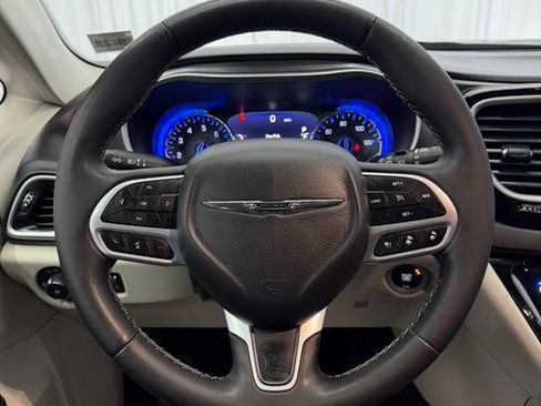 Used 2023 Chrysler Pacifica Touring-L FWD image 32