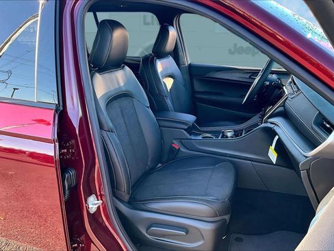 New 2025 Jeep Grand Cherokee Altitude image 14