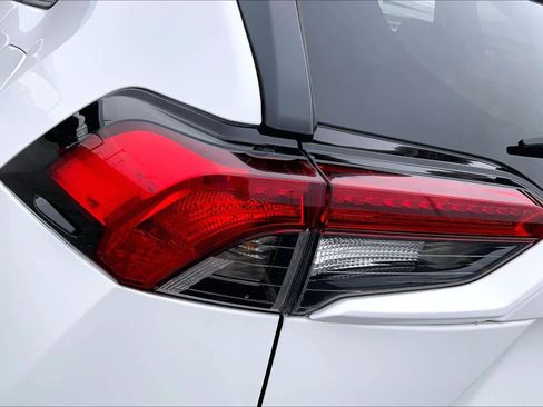 Used 2021 Toyota RAV4 XLE w/ Convenience Package image 29