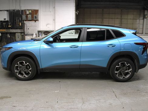Used 2025 Chevrolet Trax LT w/ LT Convenience Package FWD image 3