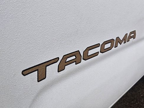 Used 2022 Toyota Tacoma TRD Sport w/ Technology Package image 9