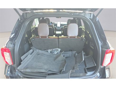 Used 2023 Ford Explorer Platinum w/ Technology Package image 10