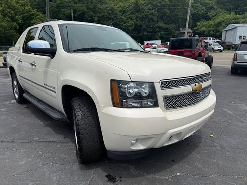 Used 2013 Chevrolet Avalanche LTZ AWD/4WD image 8