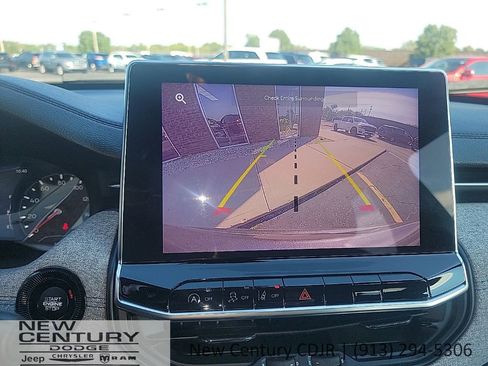 Used 2024 Jeep Compass Latitude image 11