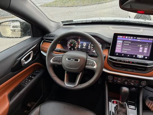 Used 2025 Jeep Compass Limited image 24