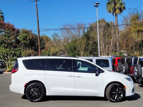 New 2026 Chrysler Pacifica Limited w/ S Appearance Package image 8