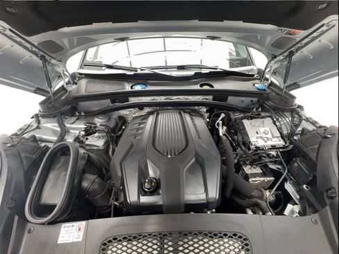 Used 2024 Porsche Macan AWD/4WD image 18