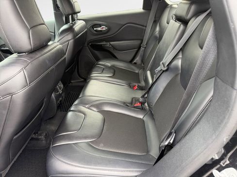 Used 2019 Jeep Cherokee Latitude Plus AWD/4WD image 24