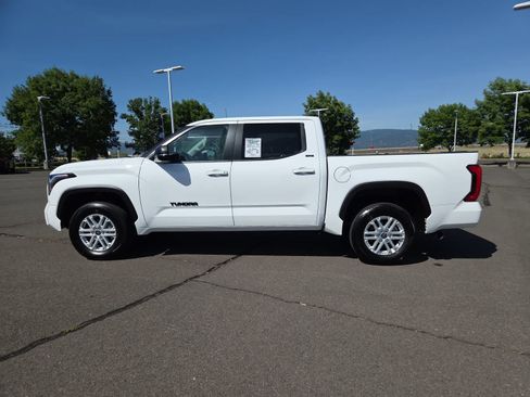 Used 2024 Toyota Tundra SR5 w/ SR5 Premium Package AWD/4WD image 11