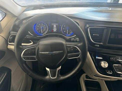 Used 2020 Chrysler Voyager Lxi image 13