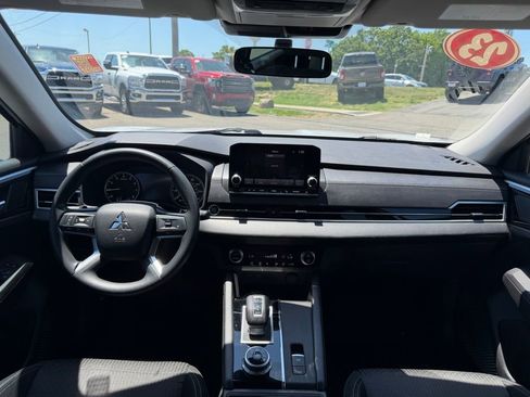 Used 2023 Mitsubishi Outlander ES FWD image 35