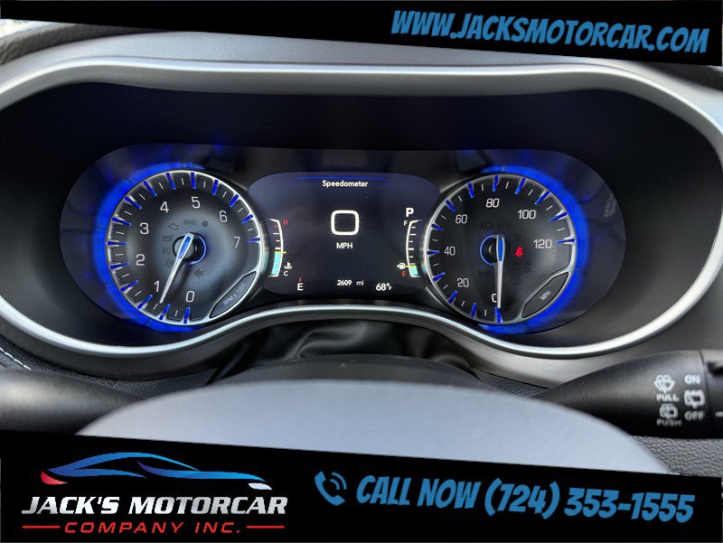 Used 2027 Chrysler Pacifica Limited FWD image 19
