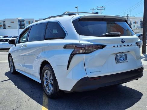 Used 2025 Toyota Sienna XLE w/ XLE Plus Package AWD/4WD image 3