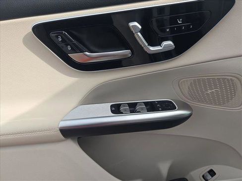 Used 2025 Mercedes-Benz GLC 300 4MATIC image 24