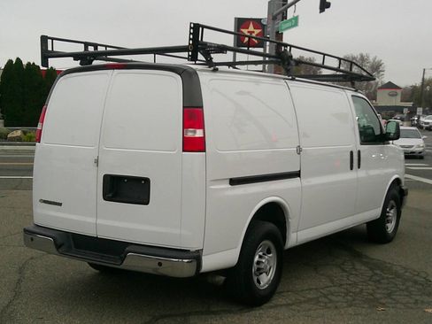 Used 2018 Chevrolet Express 3500 w/ Driver Convenience Package image 7