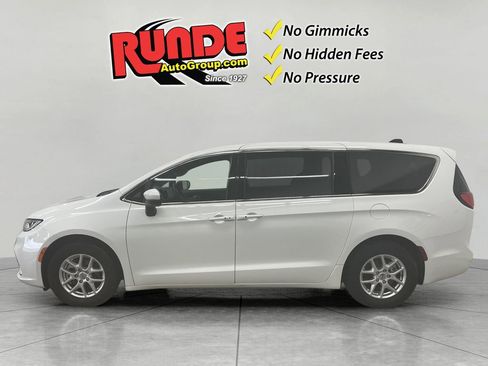 Used 2023 Chrysler Pacifica Touring FWD image 2
