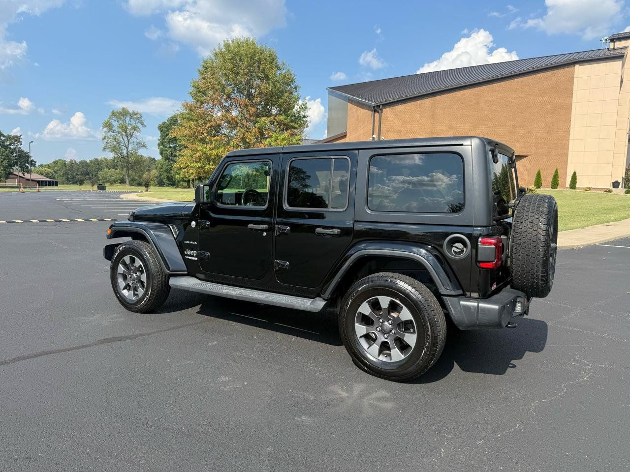 Used 2018 Jeep Wrangler Unlimited Sahara AWD/4WD image 6
