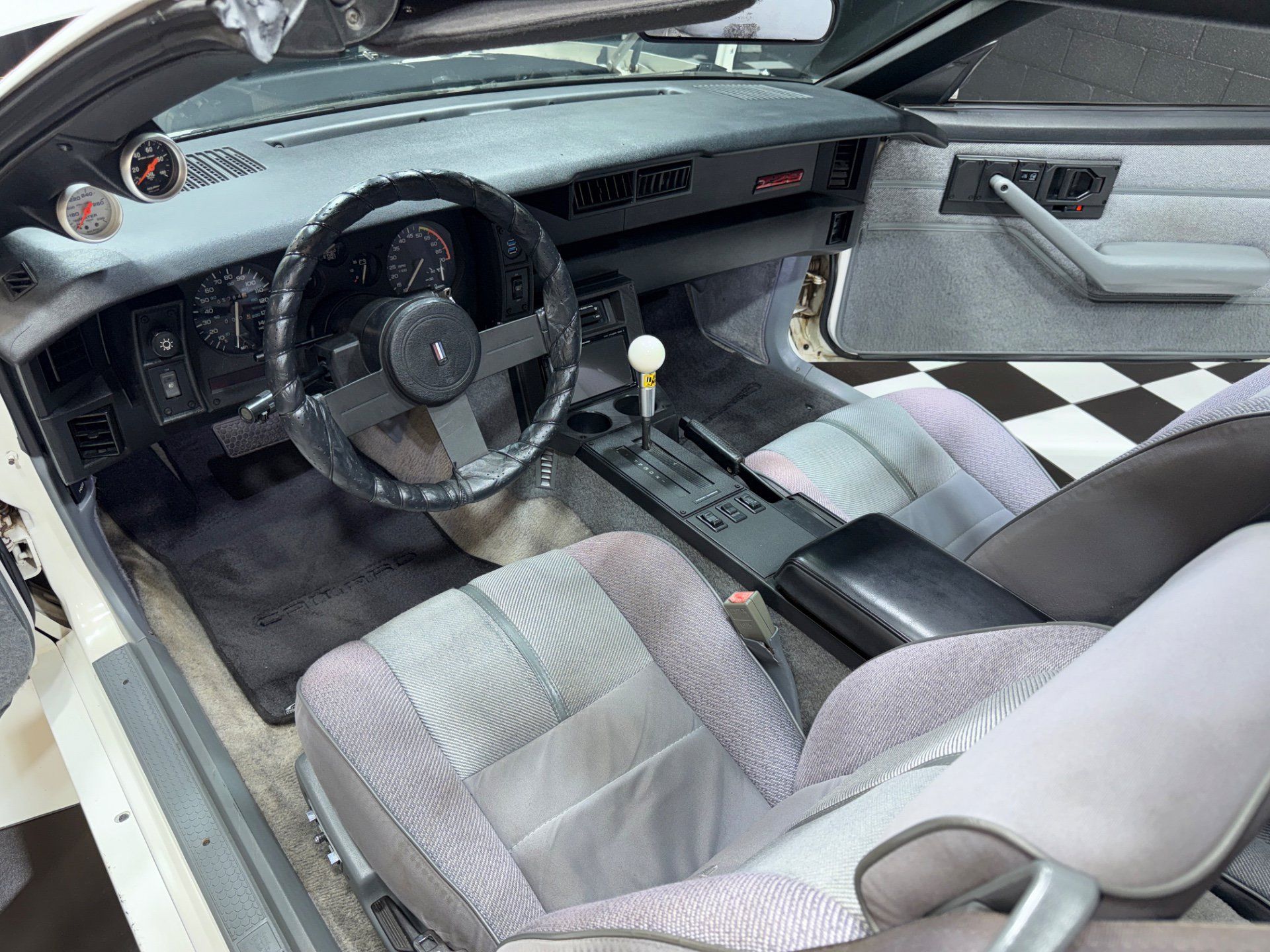 Used 1989 Chevrolet Camaro IROC-Z RWD image 2