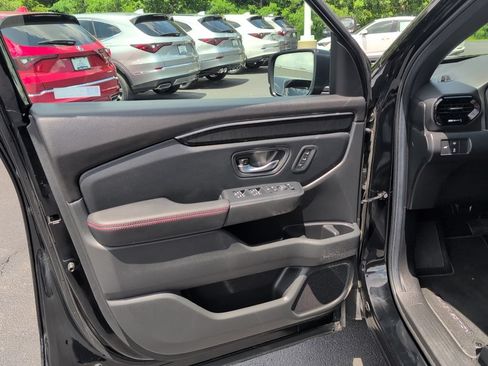 Used 2025 Honda Pilot Black Edition image 8