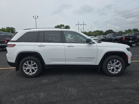 Used 2022 Jeep Grand Cherokee Limited w/ Trailer Tow Prep Group (B) AWD/4WD image 8