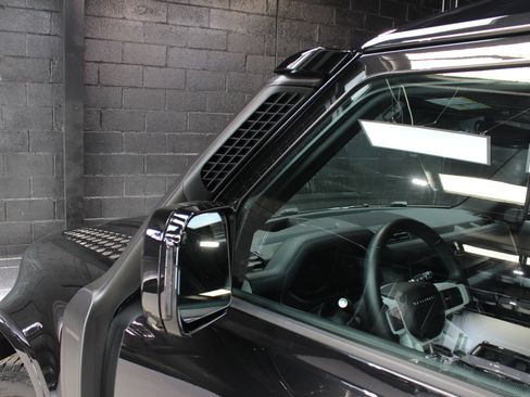 Used 2024 Land Rover Defender 110 X-Dynamic SE image 20