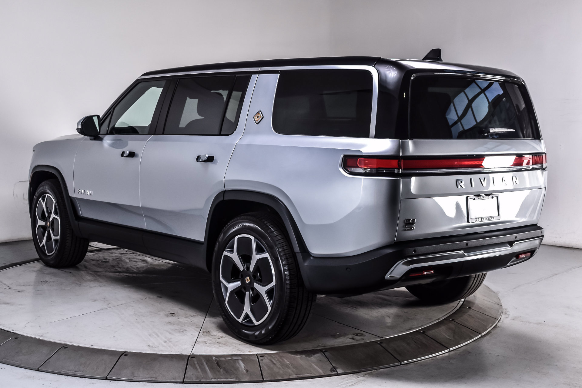 Used 2024 Rivian R1S Adventure Dual AWD/4WD image 4