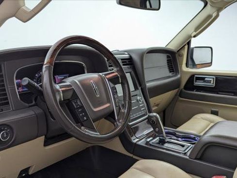 Used 2017 Lincoln Navigator Reserve image 23