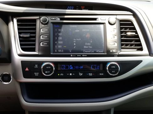Used 2019 Toyota Highlander XLE FWD image 23