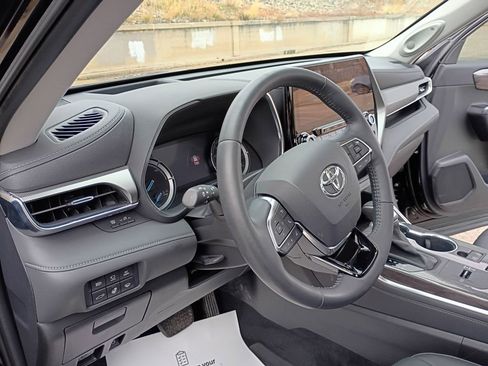 Used 2021 Toyota Highlander Platinum image 11