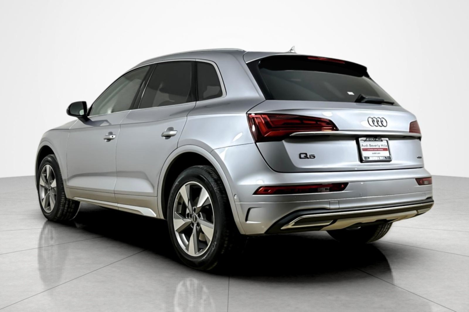 Used 2023 Audi Q5 Prestige w/ Prestige Package AWD/4WD image 3