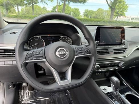 Used 2024 Nissan Altima 2.5 SV FWD image 13