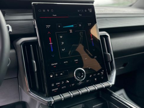 Used 2024 GMC Acadia AT4 w/ Luxury Package image 15