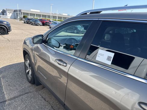 Used 2021 Jeep Cherokee Limited w/ Elite Package image 15