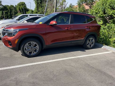 Used 2024 Kia Seltos S AWD/4WD image 3