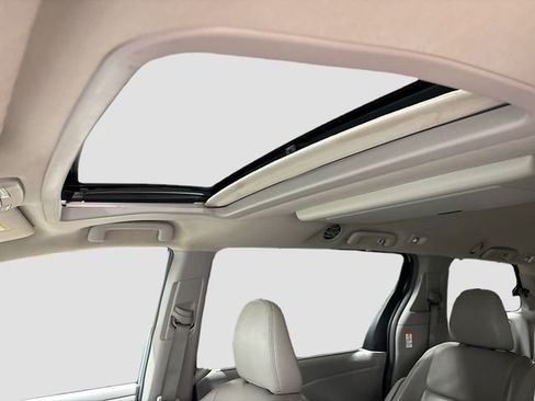 Used 2015 Toyota Sienna XLE Premium image 24
