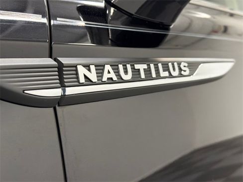 Used 2022 Lincoln Nautilus FWD w/ Premium Package image 14